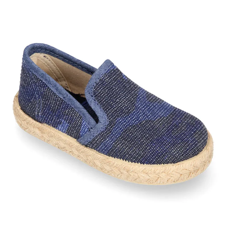 Alpargata con elásticos tipo slip on en lona camuflaje para niños.