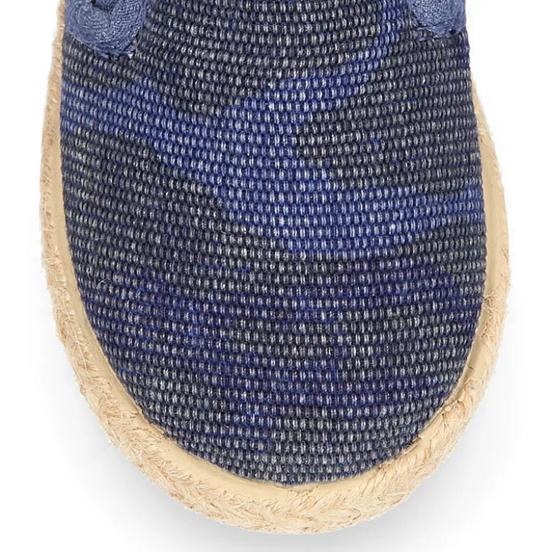 Alpargata con elásticos tipo slip on en lona camuflaje para niños.