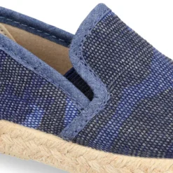 Alpargata con elásticos tipo slip on en lona camuflaje para niños.