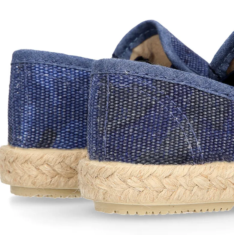 Alpargata con elásticos tipo slip on en lona camuflaje para niños.