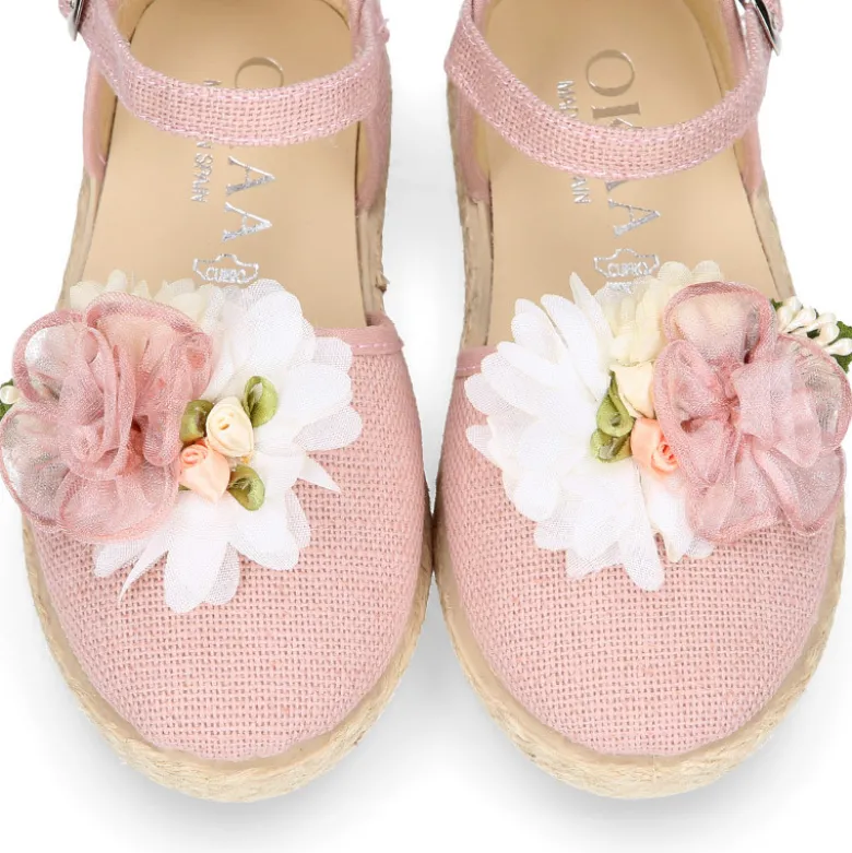 Alpargata niña arras en lino rosa palo con diseño floral.
