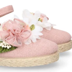 Alpargata niña arras en lino rosa palo con diseño floral.
