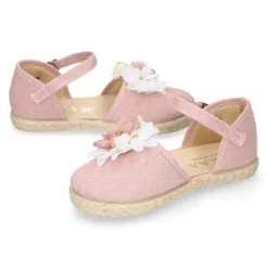 Alpargata niña arras en lino rosa palo con diseño floral.