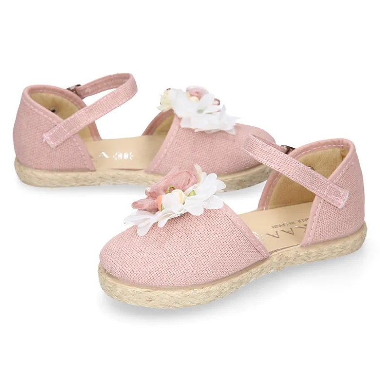 Alpargata niña arras en lino rosa palo con diseño floral.