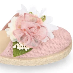Alpargata niña arras en lino rosa palo con diseño floral.