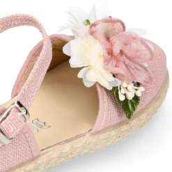 Alpargata niña arras en lino rosa palo con diseño floral.