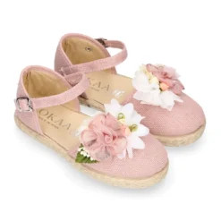 Alpargata niña arras en lino rosa palo con diseño floral.
