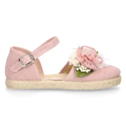 Alpargata niña arras en lino rosa palo con diseño floral.