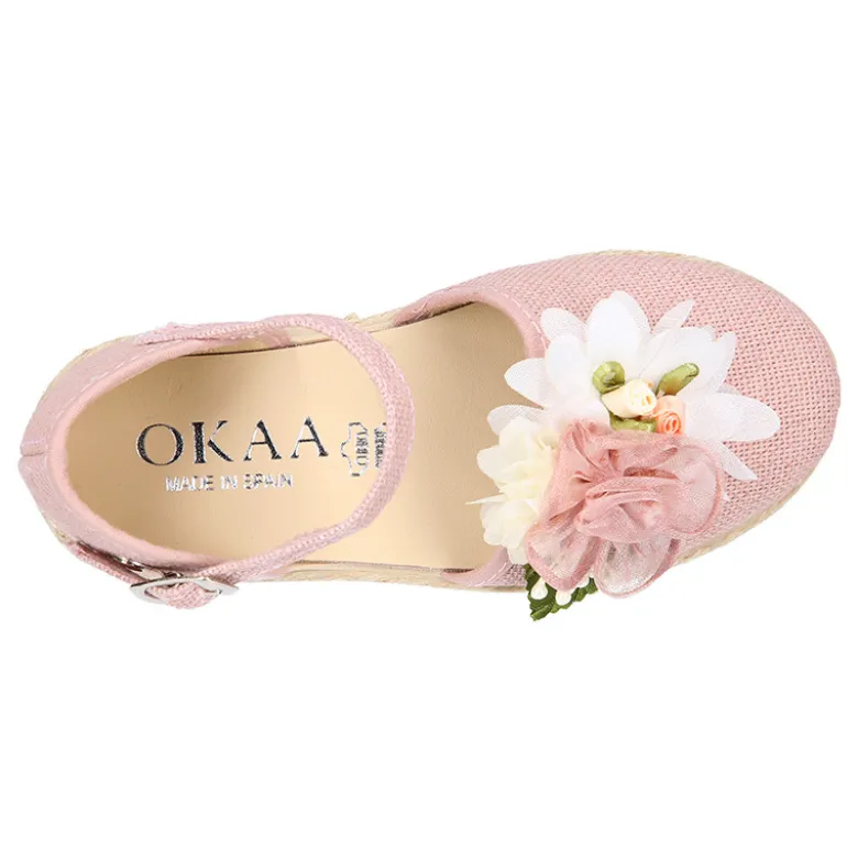Alpargata niña arras en lino rosa palo con diseño floral.