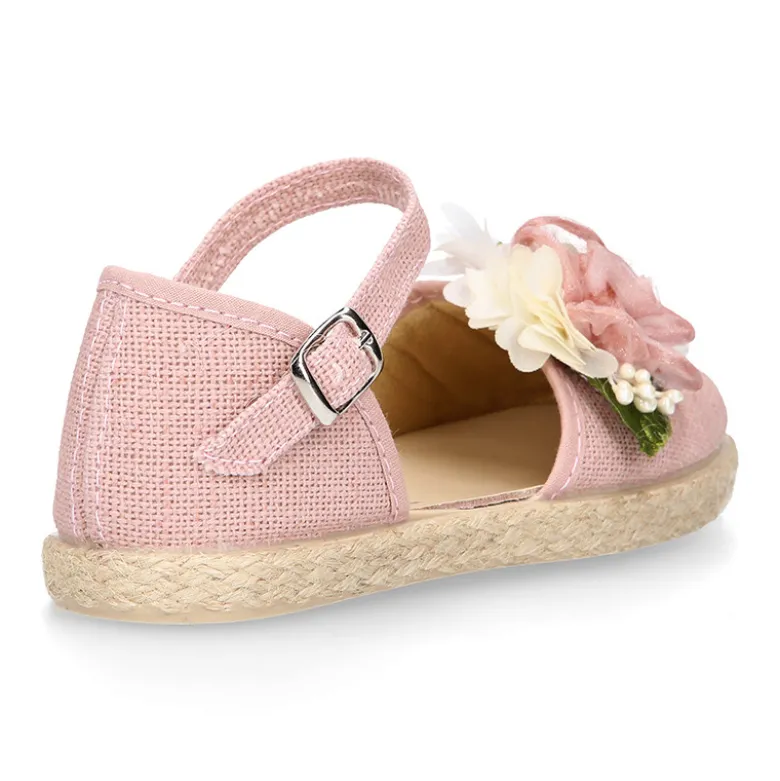 Alpargata niña arras en lino rosa palo con diseño floral.