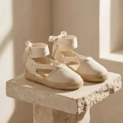 Alpargata niña beige con cintas – algodón tipo lino vestir