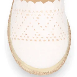 Alpargata niña con hebilla en lona con puntilla blanca.