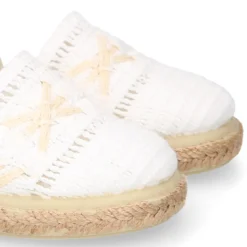 Alpargata niña en lona algodón blanco con diseño con puntilla.