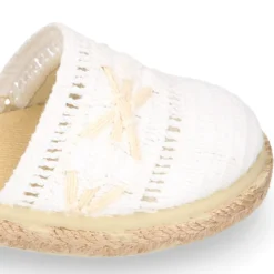 Alpargata niña en lona algodón blanco con diseño con puntilla.