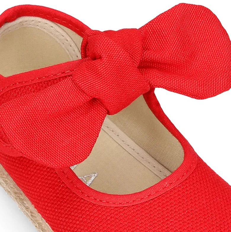 Alpargata niña tipo mercedita con cierre adherente con lazo en lona.