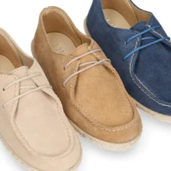 Alpargata niños tipo náutico con cordones en piel serraje.