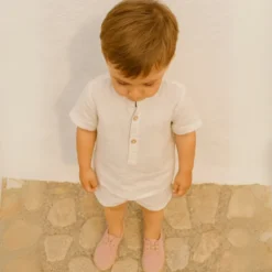 Alpargata niño tipo Blucher con cordones y picados en piel serraje.