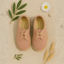 Alpargata niño tipo Blucher con cordones y picados en piel serraje.