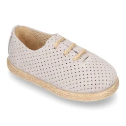 Alpargata niño tipo Blucher con cordones y picados en piel serraje.