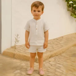 Alpargata niño tipo Blucher con cordones y picados en piel serraje.