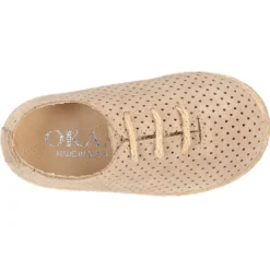 Alpargata niño tipo Blucher con cordones y picados en piel serraje.