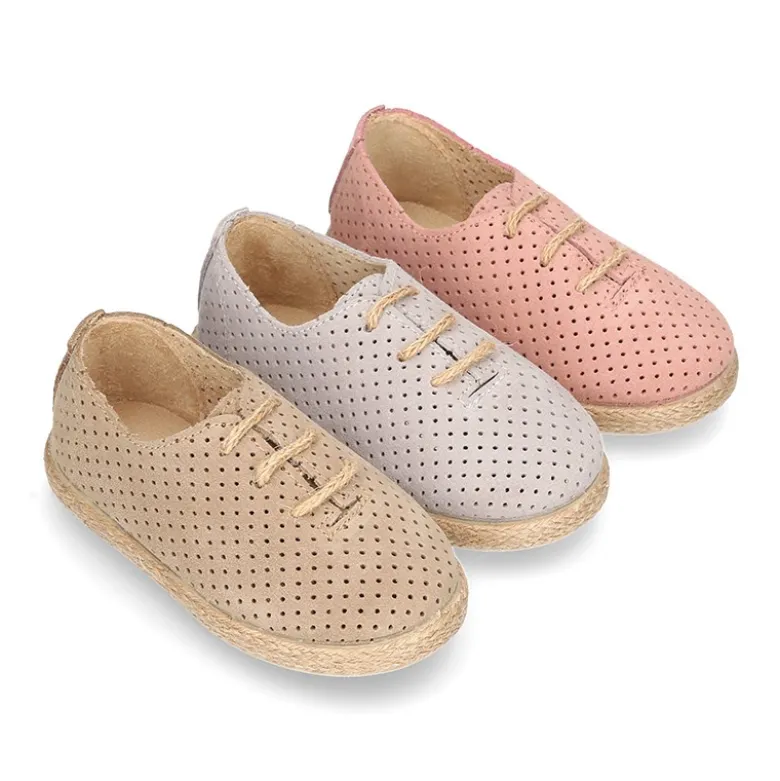 Alpargata niño tipo Blucher con cordones y picados en piel serraje.