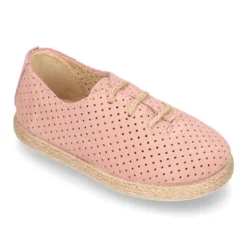 Alpargata niño tipo Blucher con cordones y picados en piel serraje.