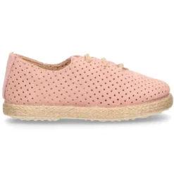 Alpargata niño tipo Blucher con cordones y picados en piel serraje.