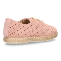 Alpargata niño tipo Blucher con cordones y picados en piel serraje.