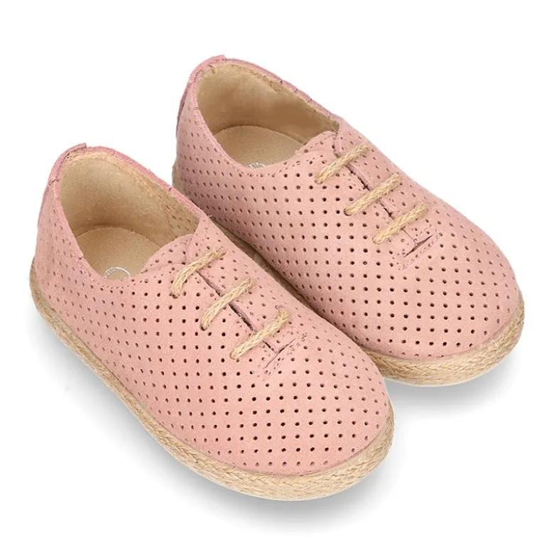 Alpargata niño tipo Blucher con cordones y picados en piel serraje.