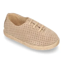 Alpargata niño tipo Blucher con cordones y picados en piel serraje.