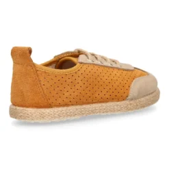 Alpargata niño tipo Zapatilla con cordones y picados en piel serraje.
