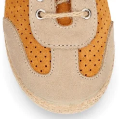 Alpargata niño tipo Zapatilla con cordones y picados en piel serraje.