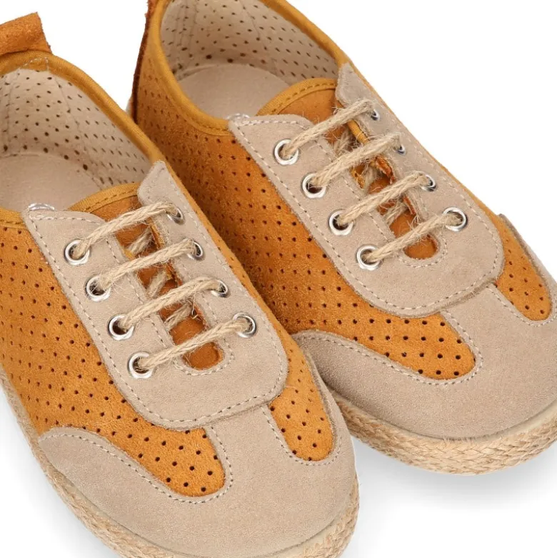 Alpargata niño tipo Zapatilla con cordones y picados en piel serraje.