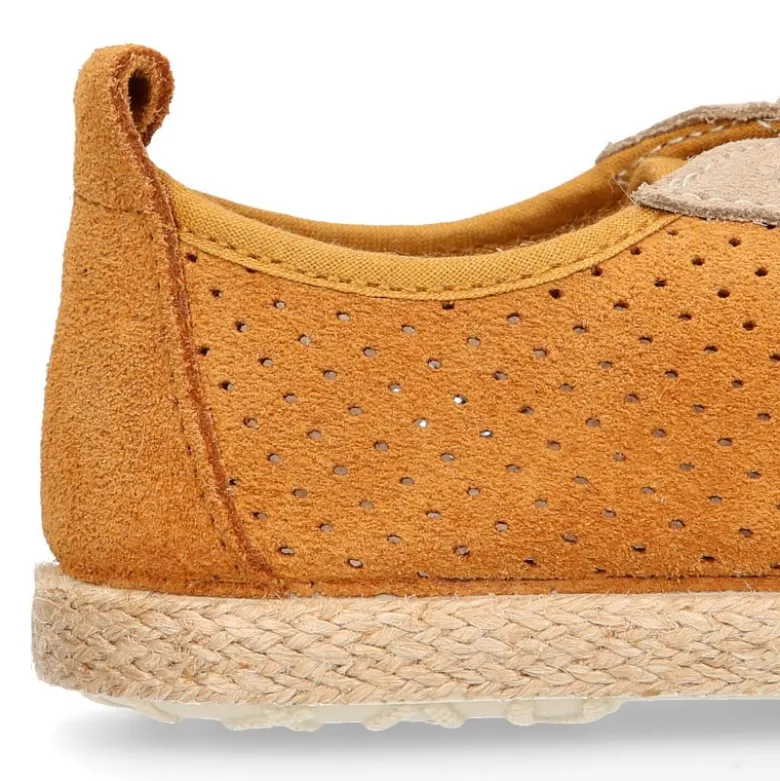 Alpargata niño tipo Zapatilla con cordones y picados en piel serraje.