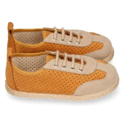 Alpargata niño tipo Zapatilla con cordones y picados en piel serraje.