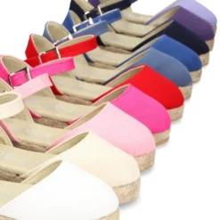 Alpargata tipo sandalia con hebilla en lona.