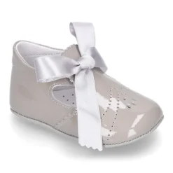 Angelito para bebés con lengüeta y lazo en piel charol.