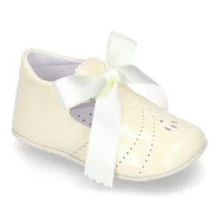 Angelito para bebés con lengüeta y lazo en piel charol.