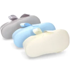 Angelito para bebés con lengüeta y lazo en piel charol.