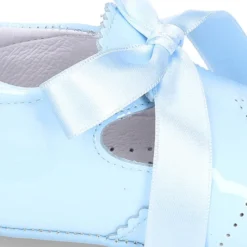 Angelito para bebés con lengüeta y lazo en piel charol.
