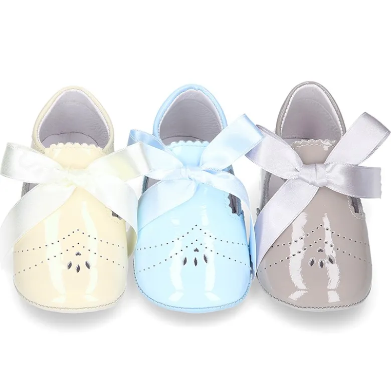 Angelito para bebés con lengüeta y lazo en piel charol.