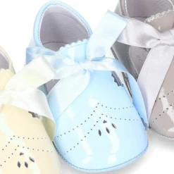 Angelito para bebés con lengüeta y lazo en piel charol.