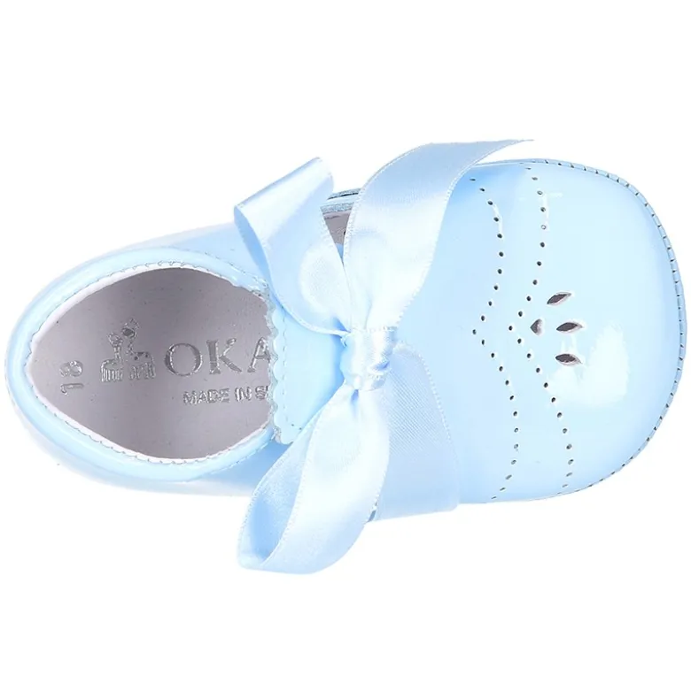 Angelito para bebés con lengüeta y lazo en piel charol.