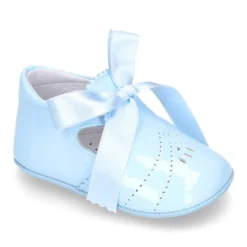 Angelito para bebés con lengüeta y lazo en piel charol.