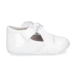 Angelito para bebés con lengüeta y lazo en piel charol.