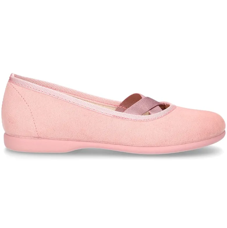 Bailarina ballet con cintas elásticas cruzadas en Serratex para primavera.