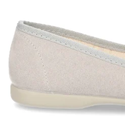 Bailarina ballet con cintas elásticas cruzadas en Serratex para primavera.