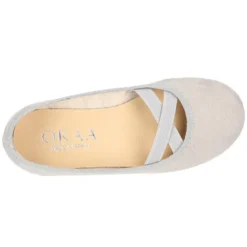 Bailarina ballet con cintas elásticas cruzadas en Serratex para primavera.
