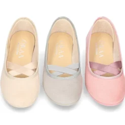 Bailarina ballet con cintas elásticas cruzadas en Serratex para primavera.